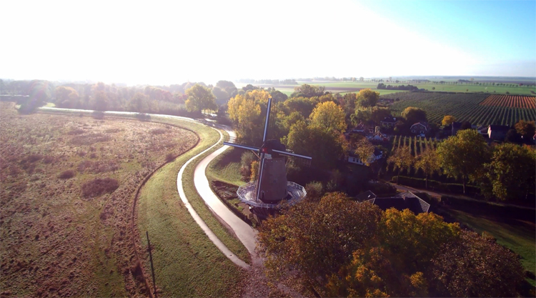 Dronevlucht bij de molen Stella Polaris in Dieden