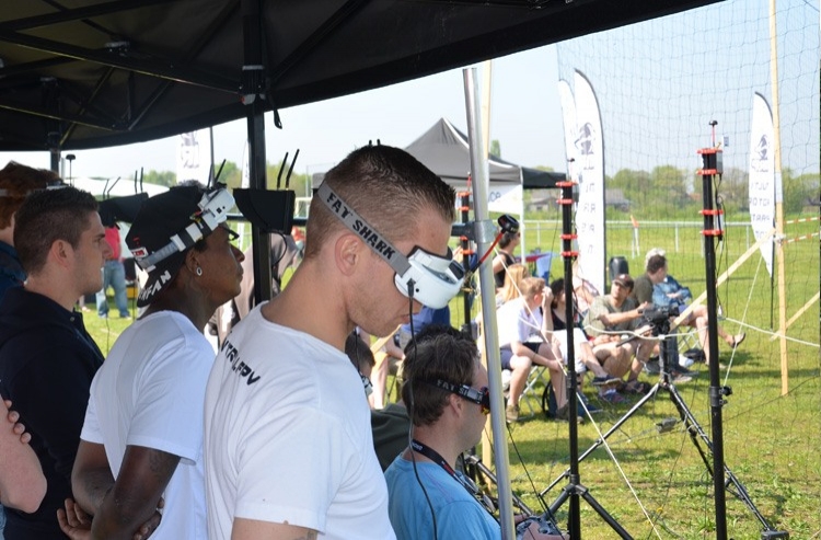 Wim Reinders (ControllFPV) geconcentreerd bezig met het besturen van zijn quadcopter.