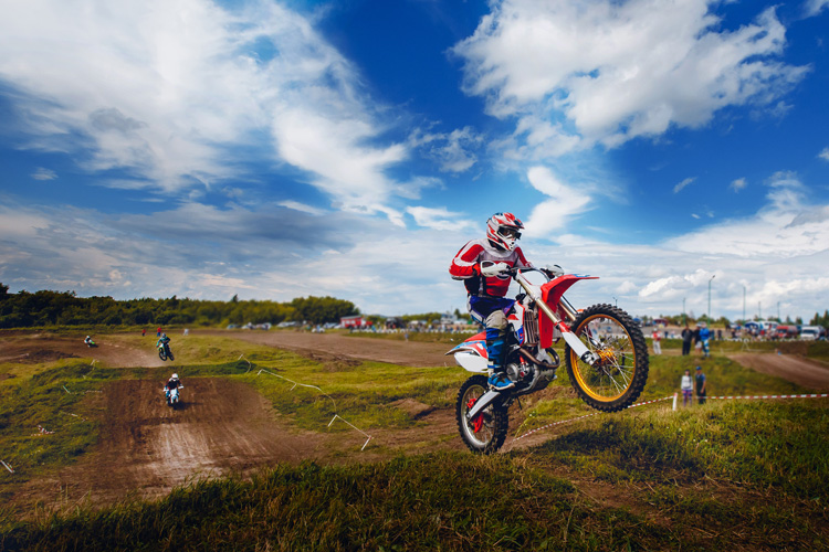 Freestyle Motorcross kampioen Tom Pagès achtervolgd door racedrone